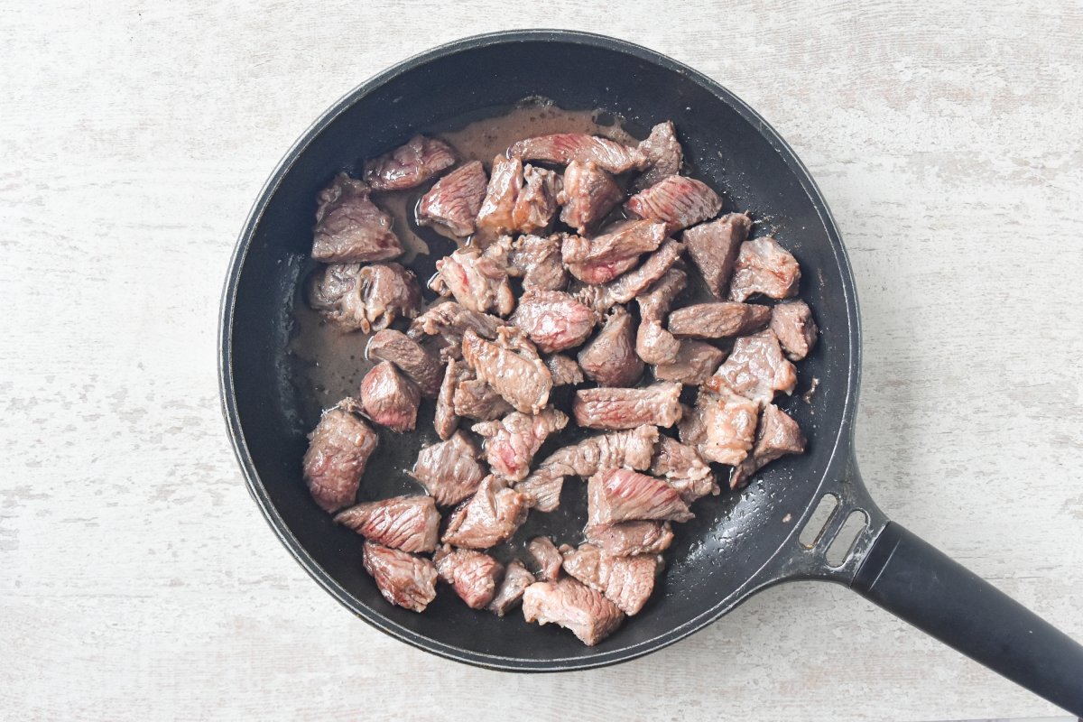 Doramos la carne de ternera salpimentada