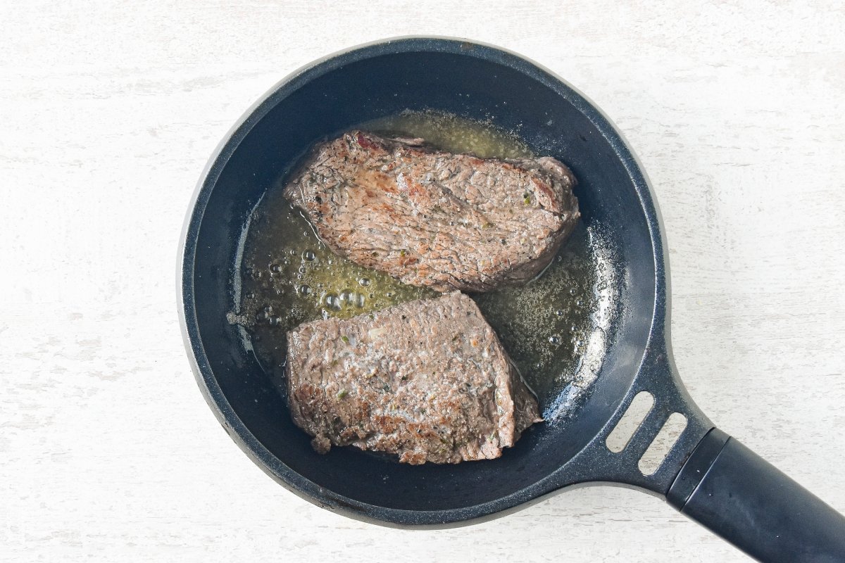 Doramos la carne en la sartén