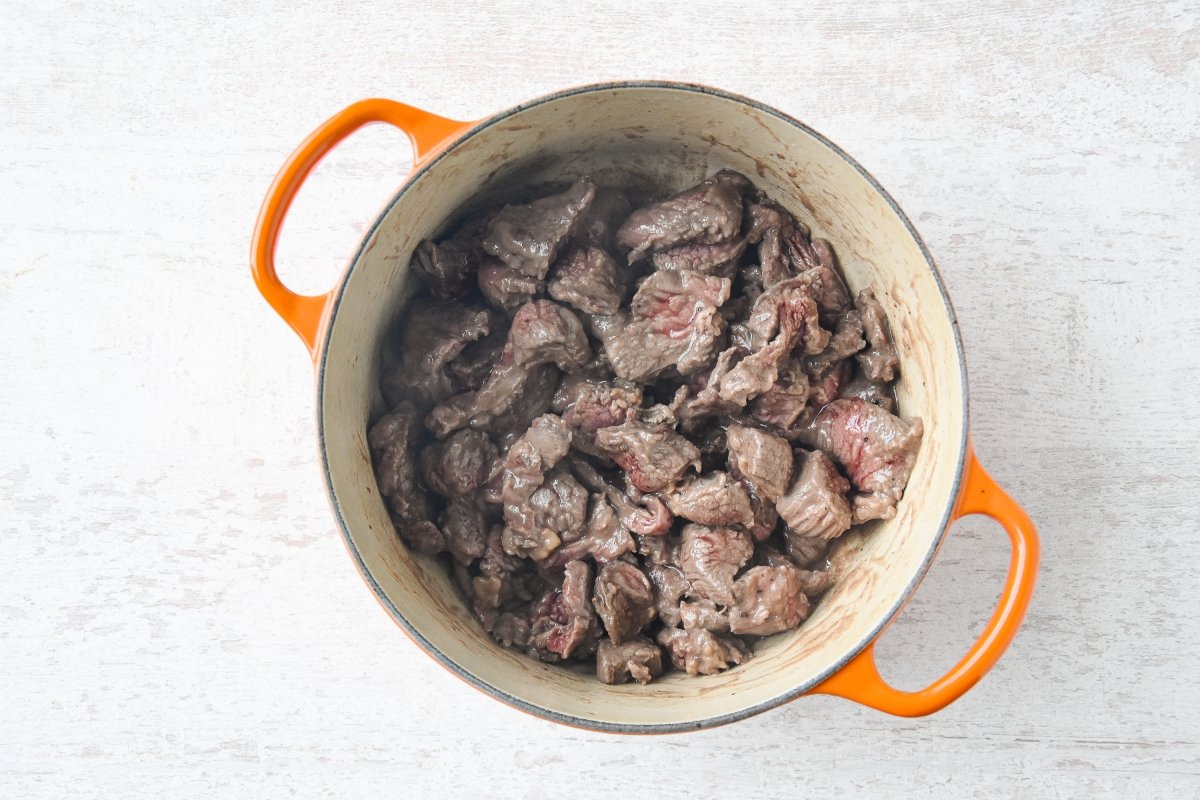 Doramos la carne en una cazuela
