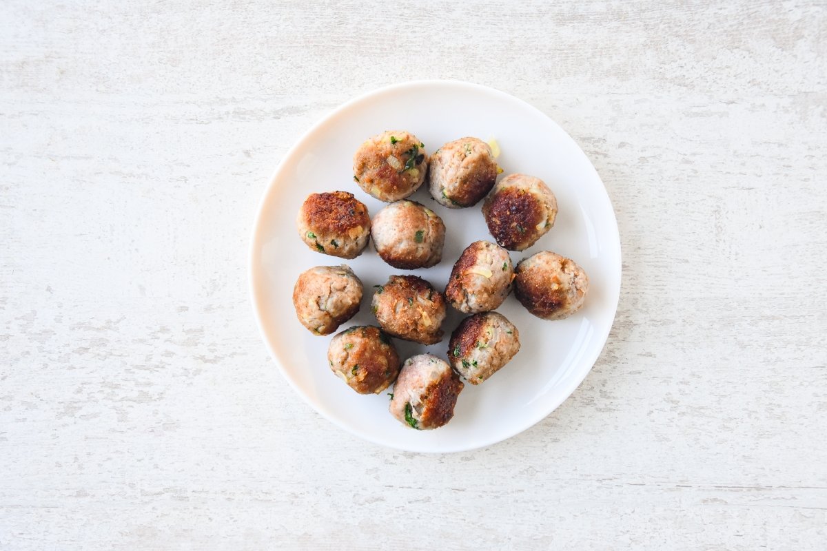 Doramos las albóndigas de cordero