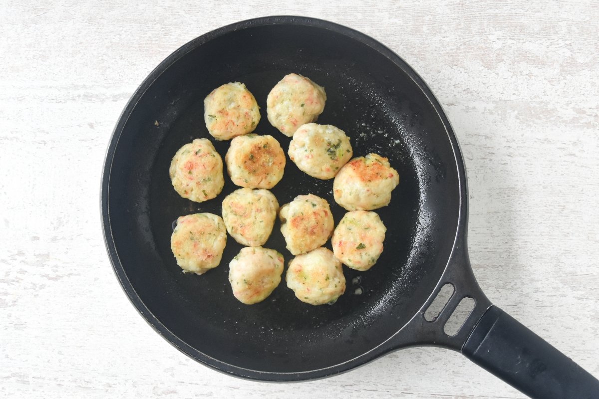 Doramos las albóndigas de marisco