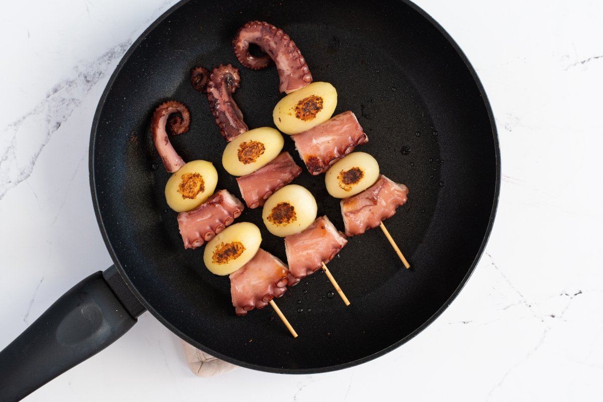 Doramos las brochetas de pulpo