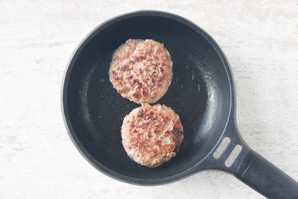 Doramos las hamburguesas en la sartén