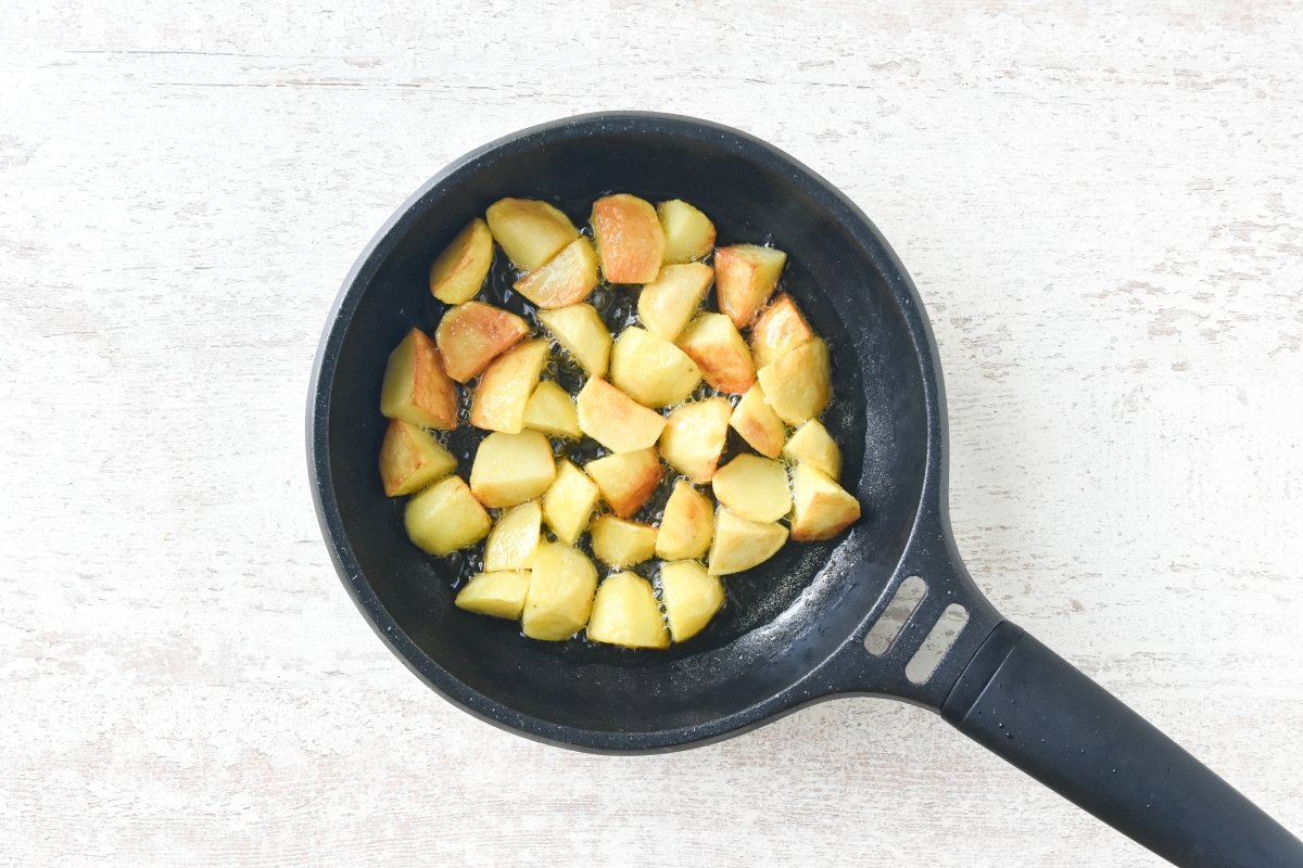 Doramos las patatas en el aceite caliente