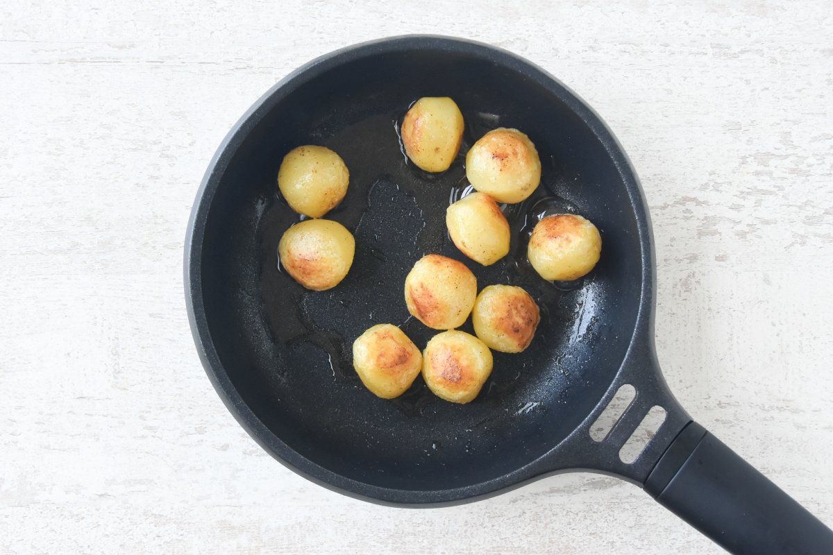 Doramos las patatas en mantequilla y aceite