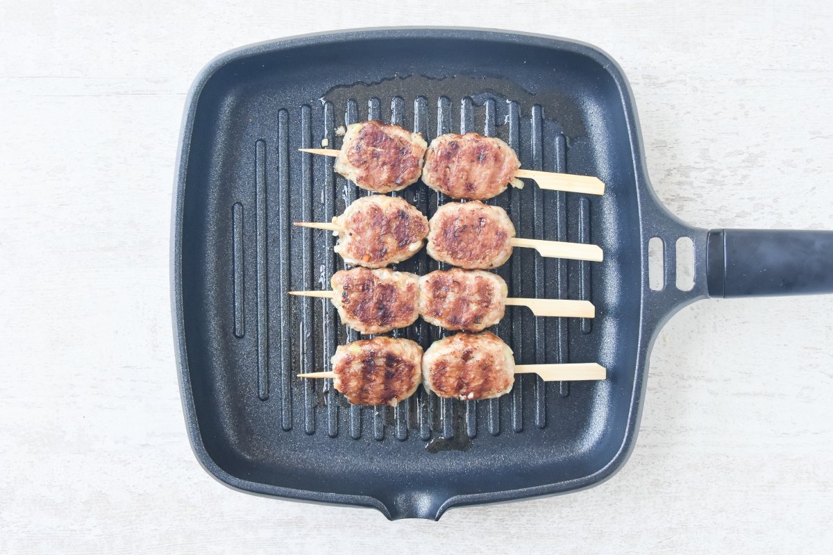 Doramos las tsukune en la sartén