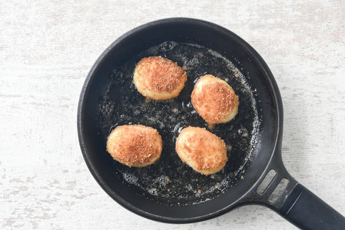 Doramos los huevos por la parte del relleno