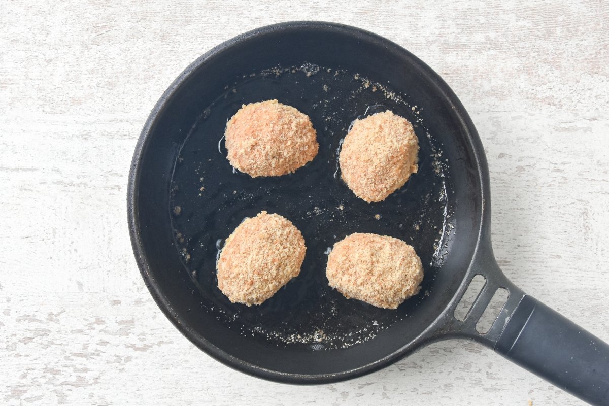 Doramos los huevos rellenos por la parte de la clara