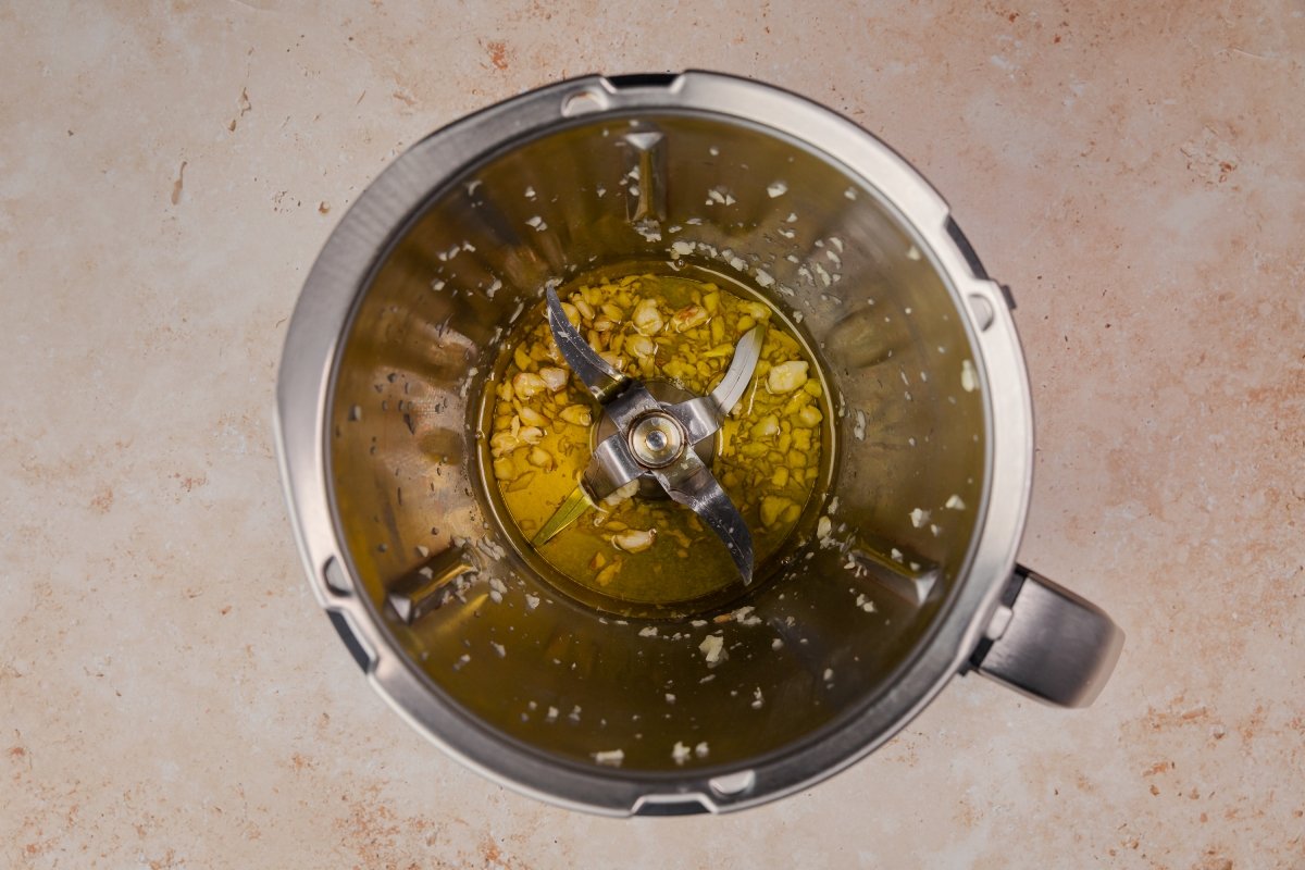 Dorando ajos para el pollo al ajillo en Thermomix