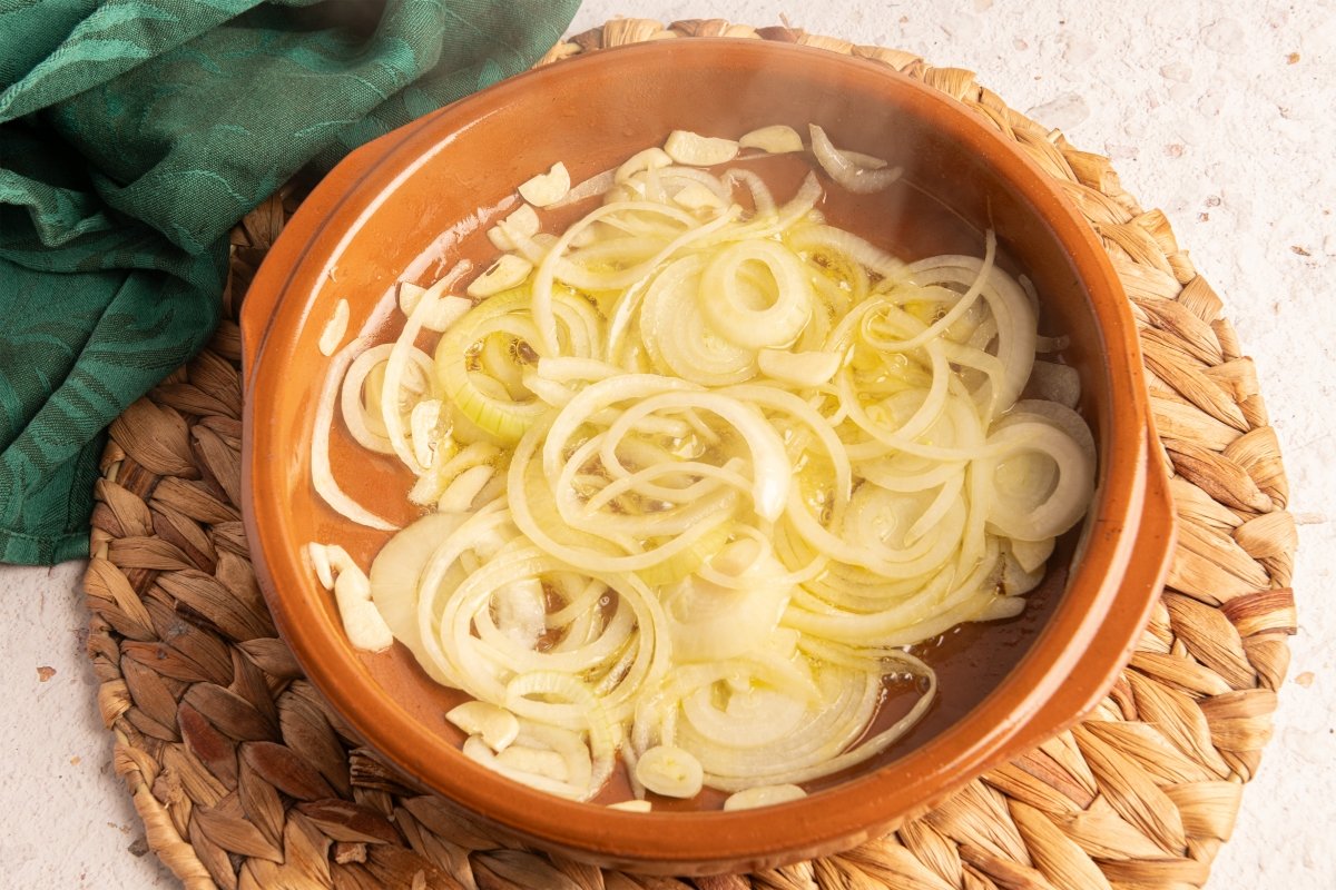 Dorando cebolla para hacer moqueca de peixe