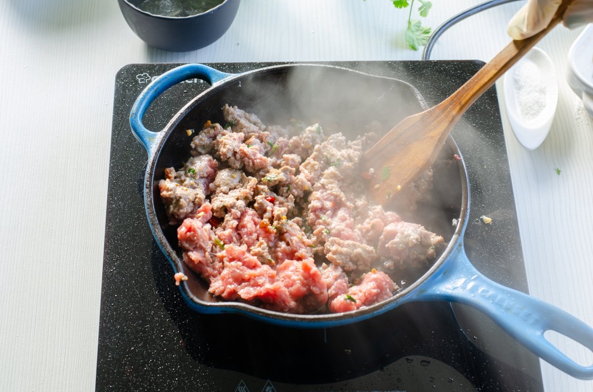 Dorando la carne picada para hacer chimichanga