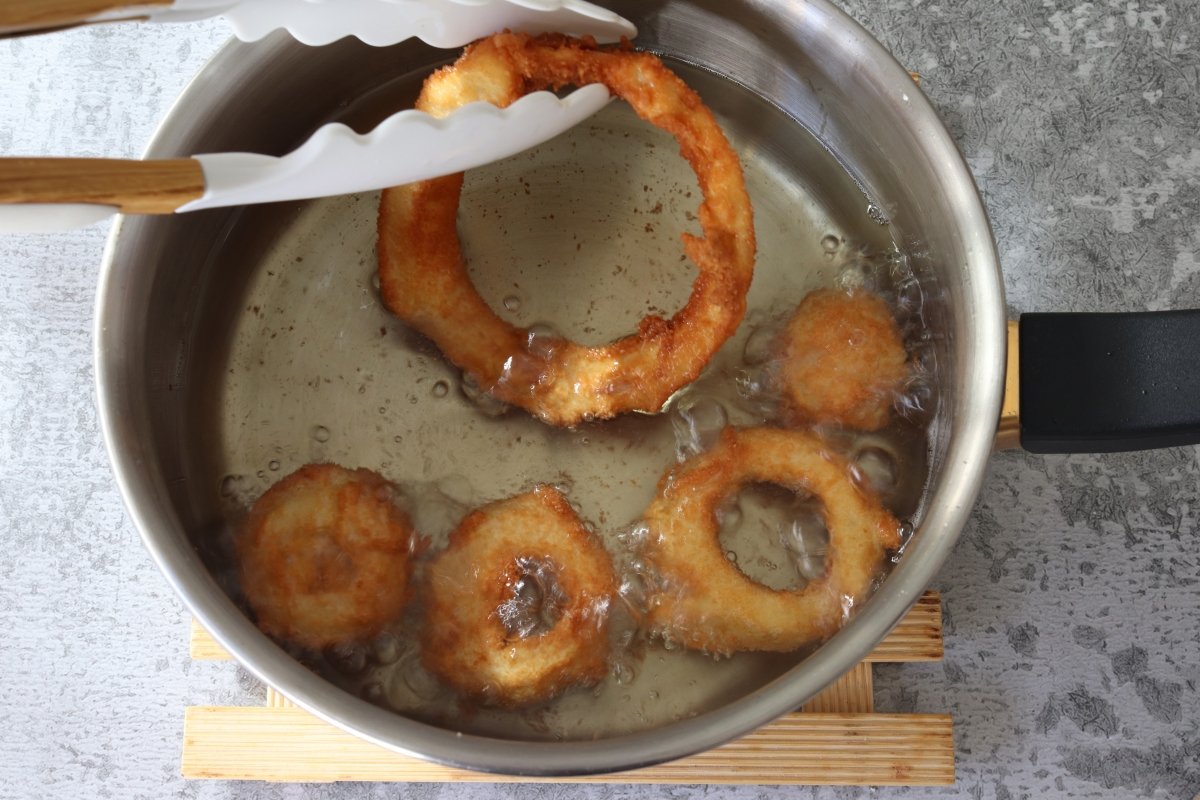 Aprende cómo hacer aros de cebolla fritos, Delicioso