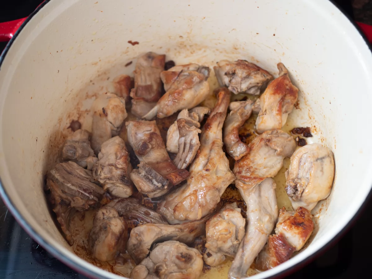 Dorar carne para el arroz caldoso de conejo *