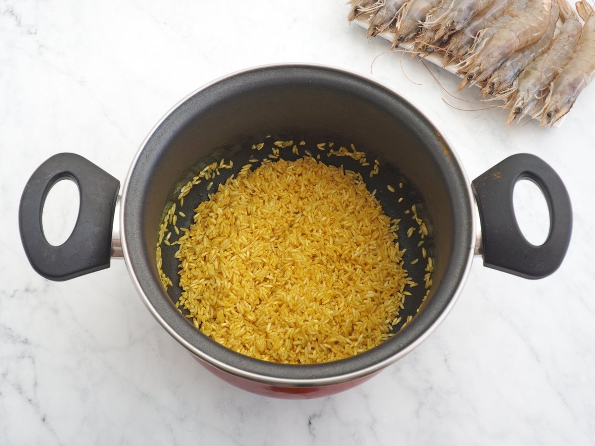 Dorar el arroz con la cúrcuma
