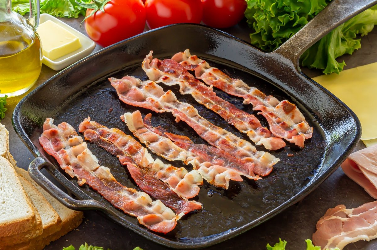 Dorar el bacon para el sándwich club