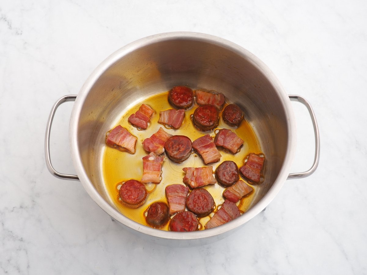 Dorar el chorizo y la panceta