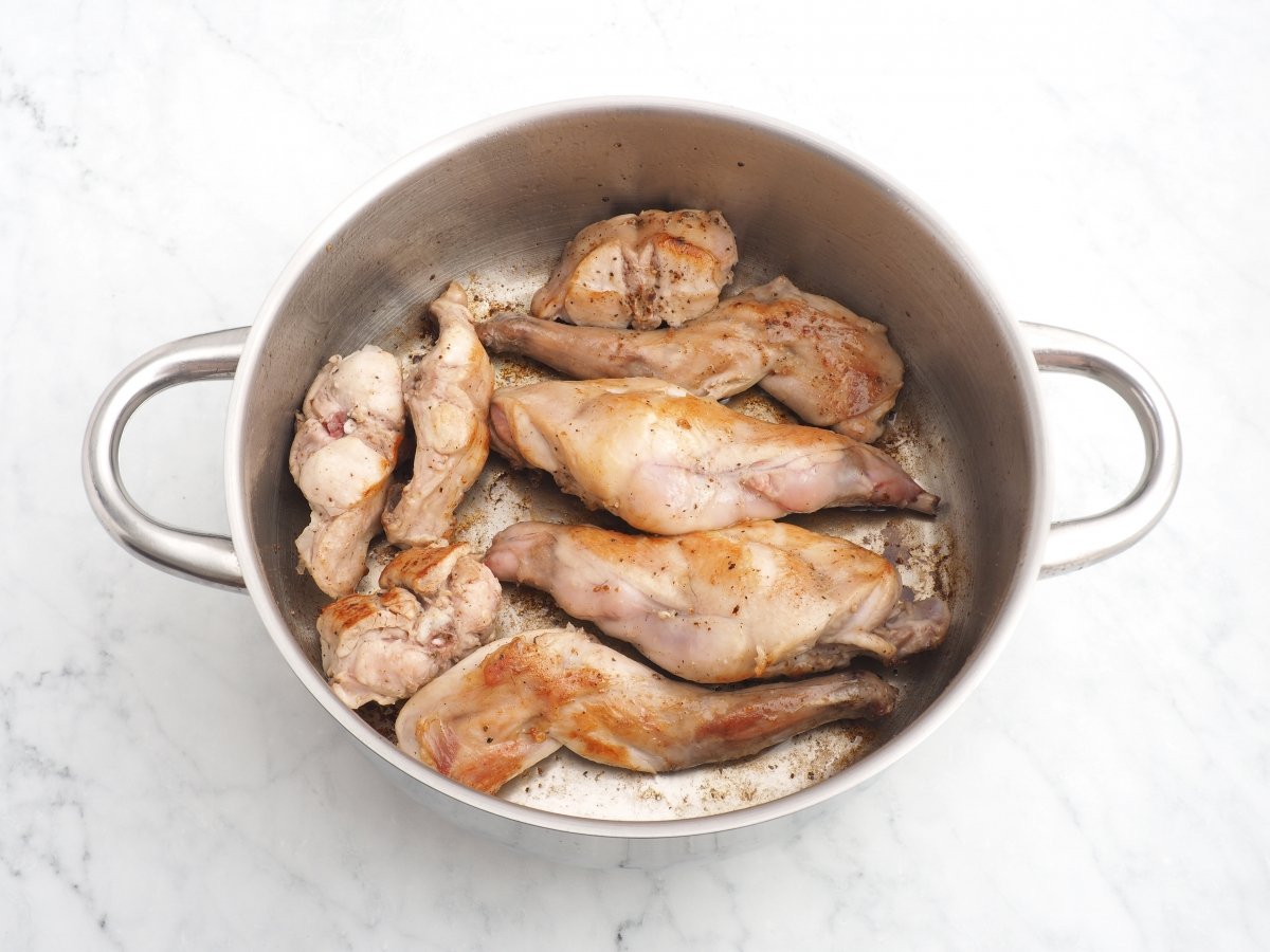 Dorar el conejo para el conejo en salsa de almendras