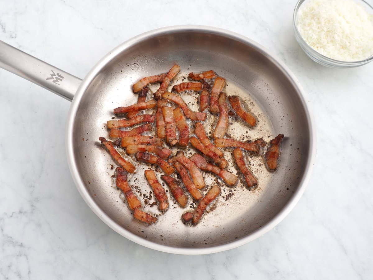 Dorar el guanciale para la pasta alla gricia
