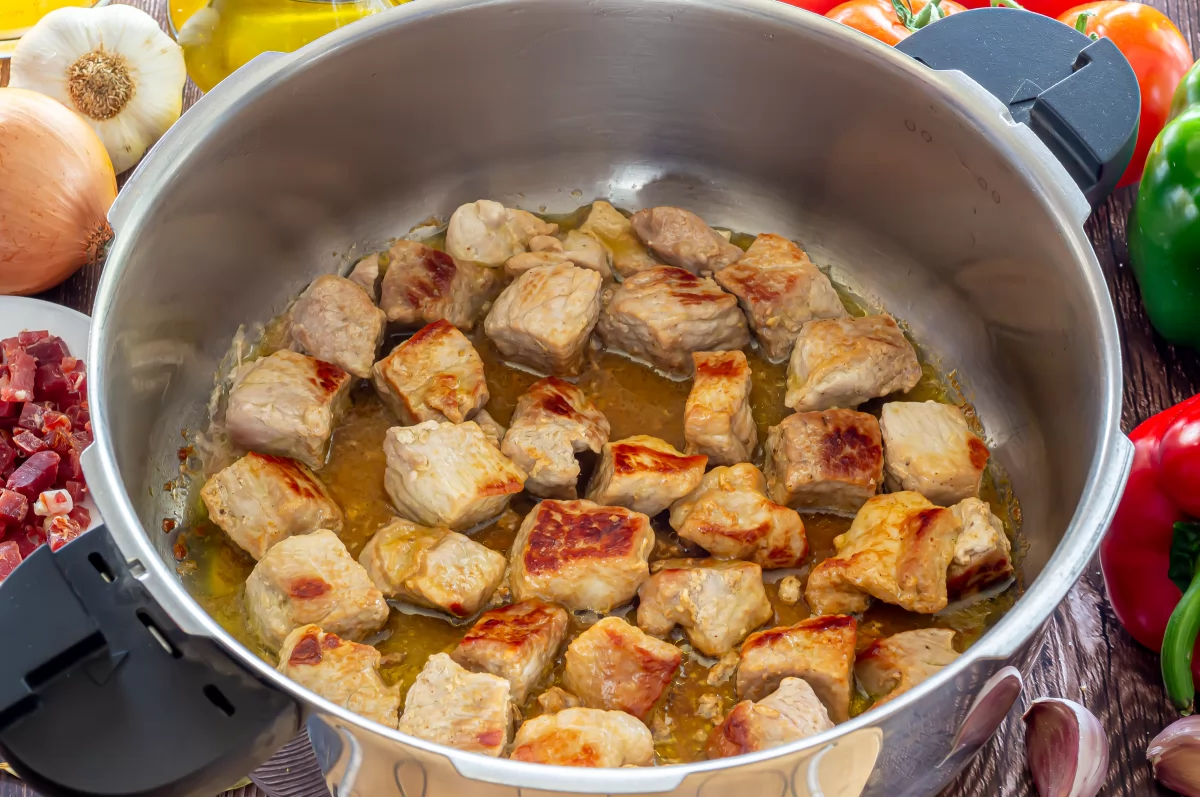 Magro de cerdo al chilindrón 5 Dorar el magro de cerdo