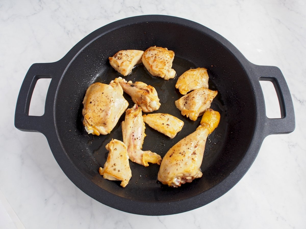 Dorar el pollo para el pollo en pepitoria