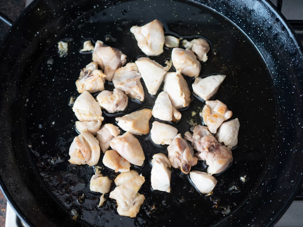 Fideuá de pollo 3 Dorar el pollo para la fideuá de pollo