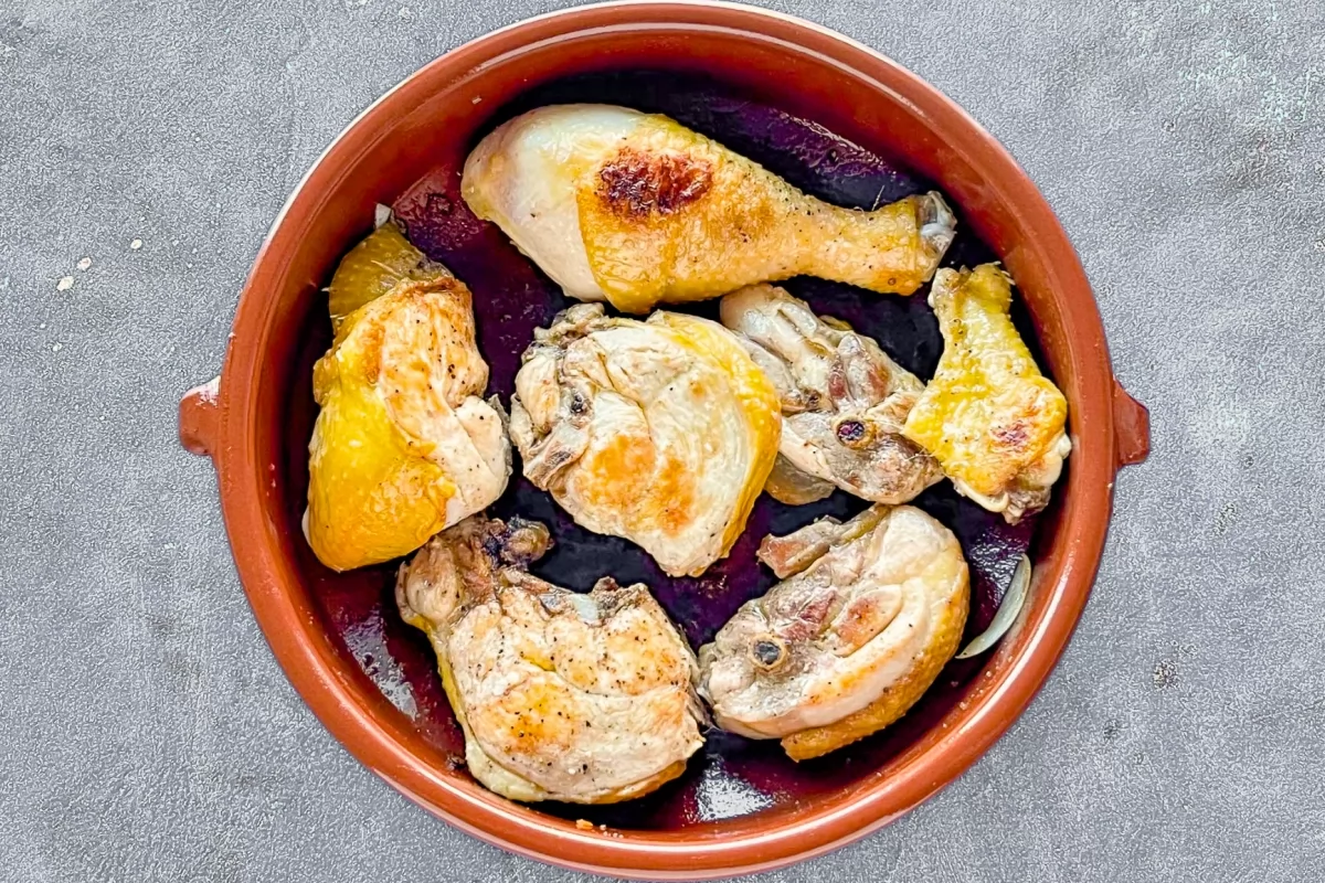 Pollo en salsa de la abuela 3 Dorar el pollo por todos sus lados *