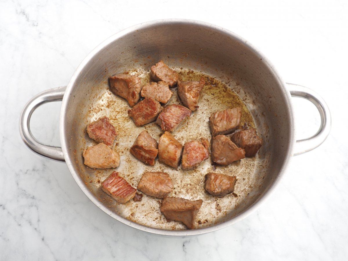 Dorar la carne de ternera para el estofado