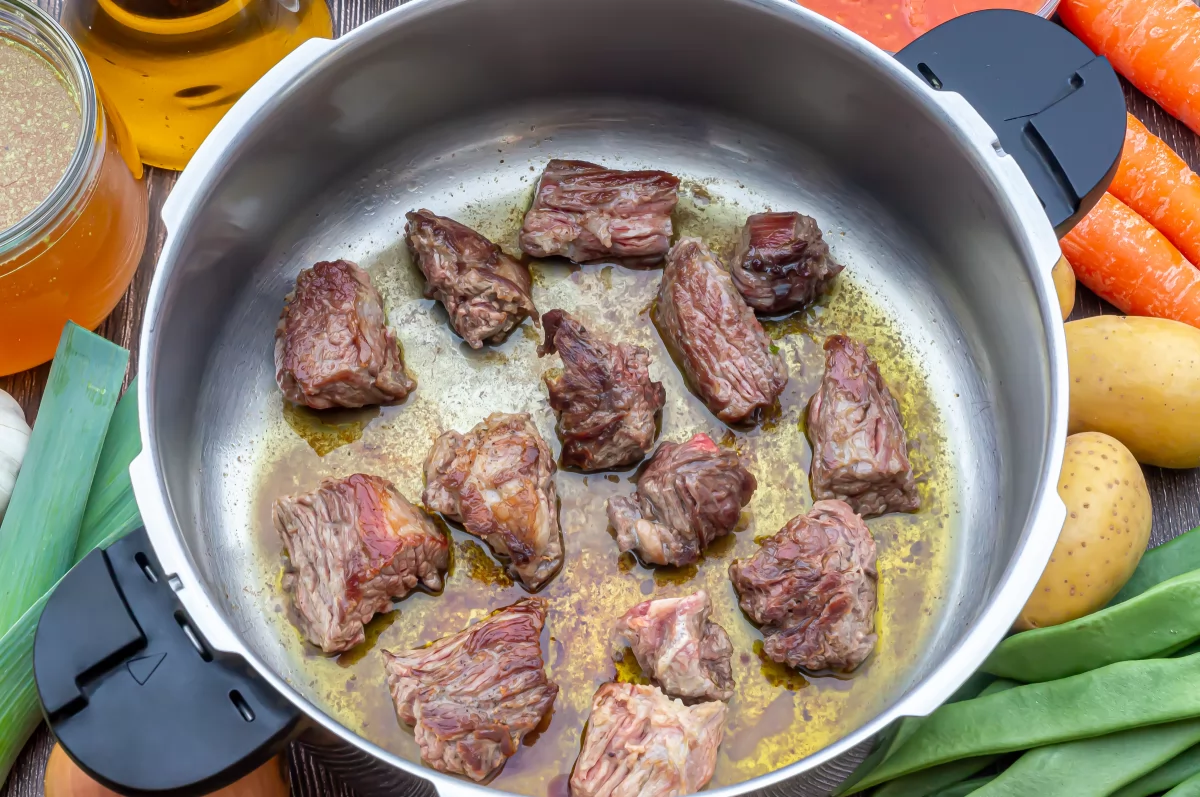 Ternera guisada con verduras 4 Dorar la carne de ternera *