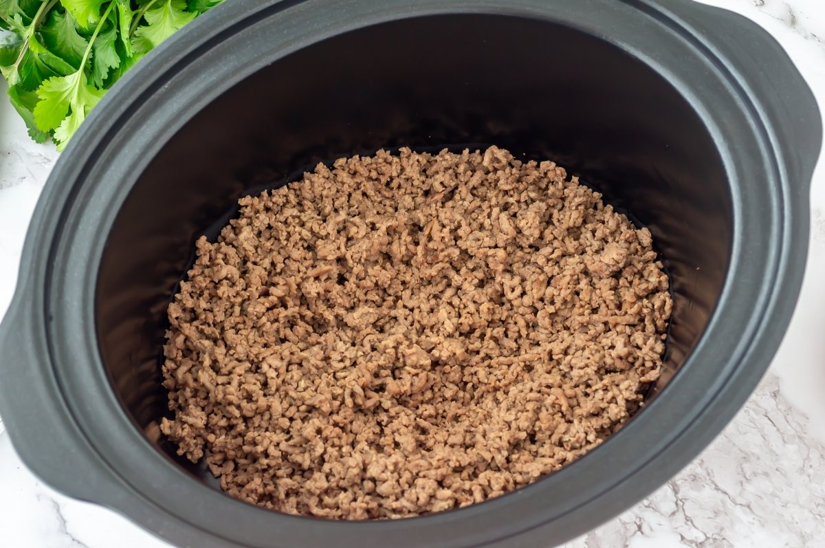 Dorar la carne del chili con carne en Crock Pot