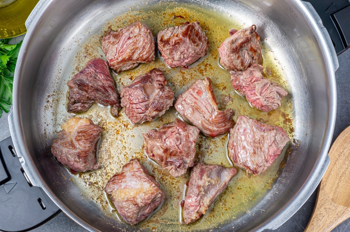 Dorar la carne para el estofado de ternera