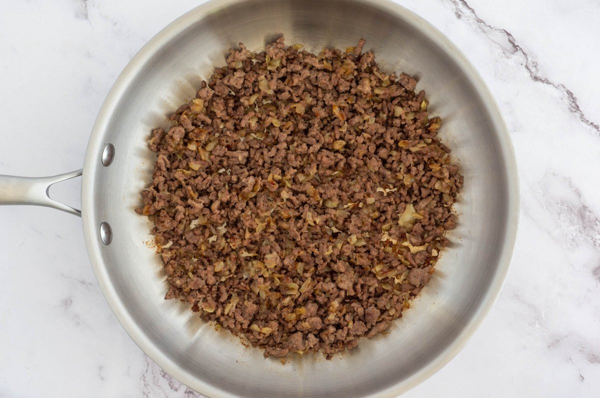 Dorar la carne para las agujas de ternera