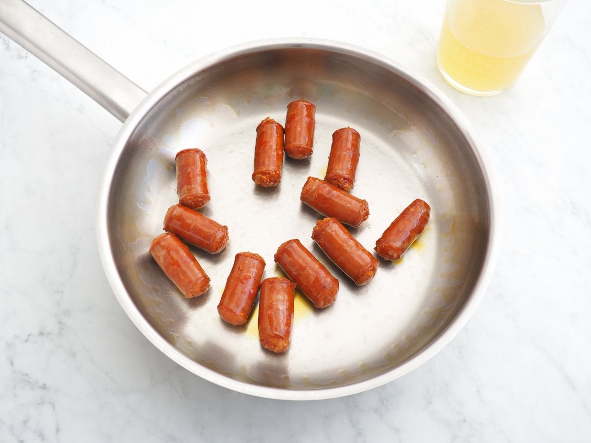 Dorar la chistorra con un poco de aceite de oliva