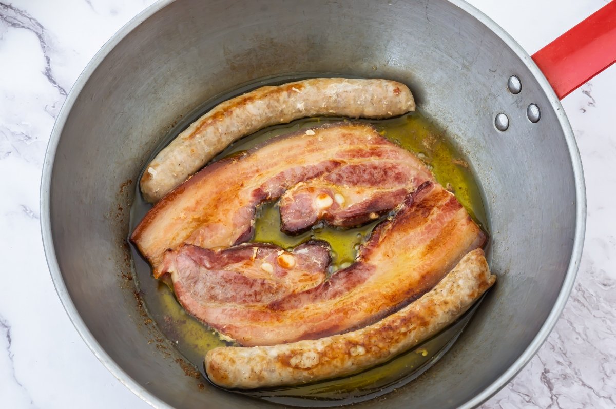 Dorar la panceta y longaniza de la gachamiga