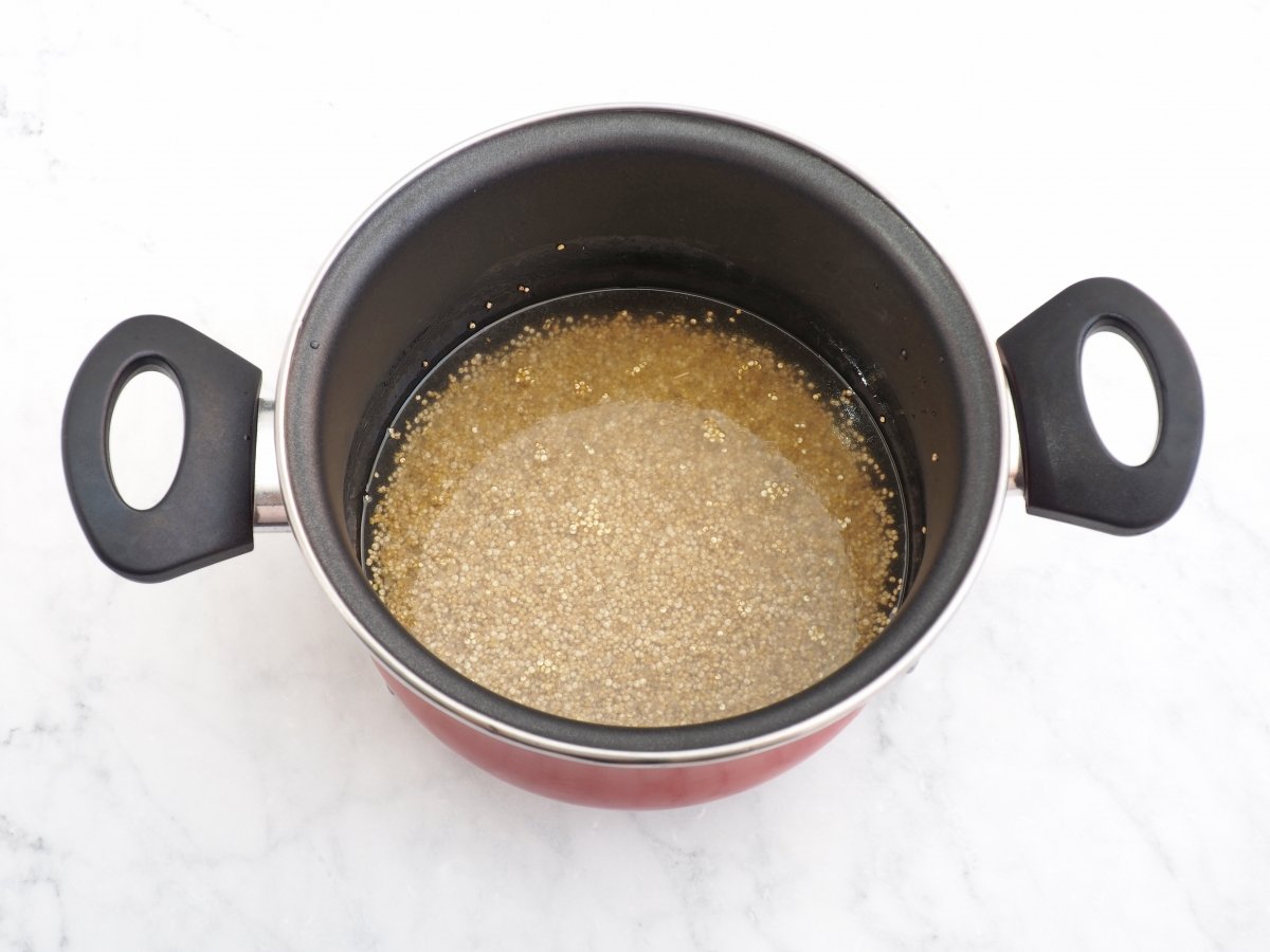 Dorar la quinoa y añadir el agua
