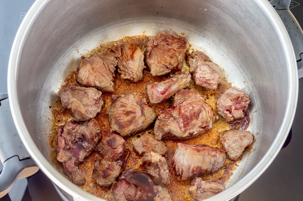 Dorar la ternera para el sancocho colombiano