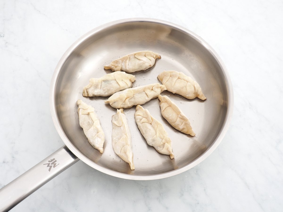 Dorar las gyozas por la base