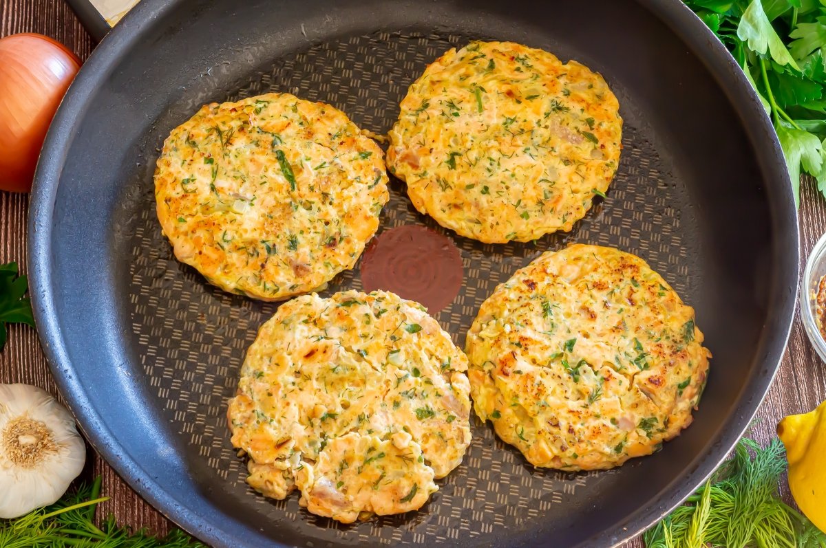 Dorar las hamburguesas de salmón