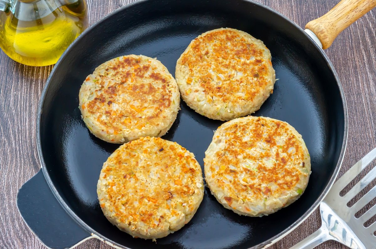 Dorar las hamburguesas veganas de alubias blancas