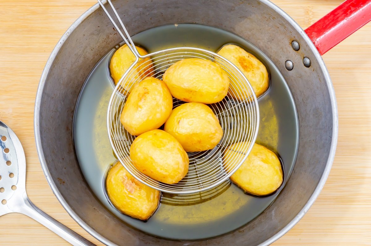 Dorar las patatas para la carne asada