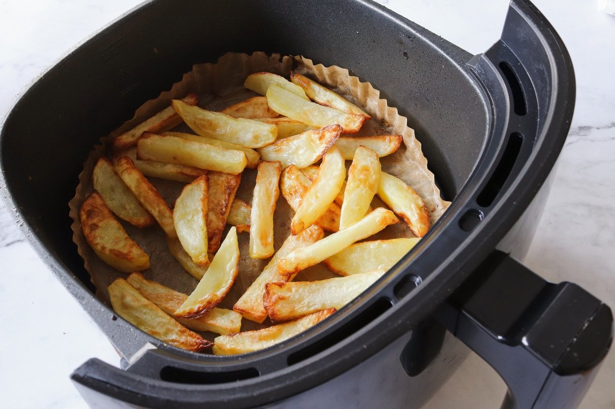 Dorar las patatas para las fish and chips en freidora de aire