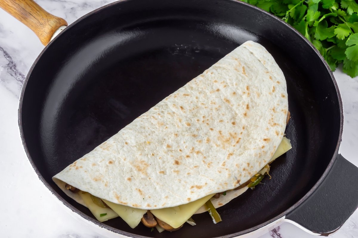 Dorar las quesadillas por un lado