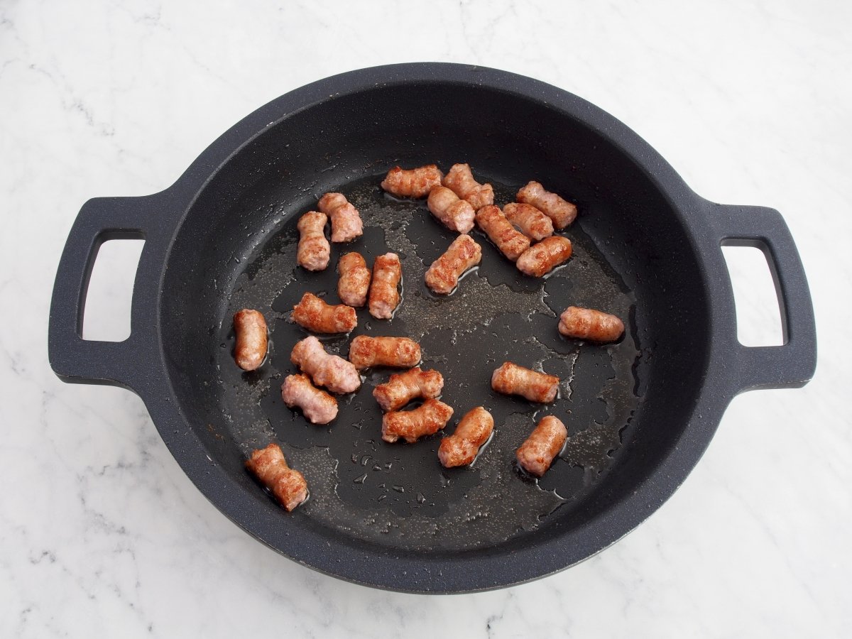 Dorar las salchichas para el arroz con salchichas