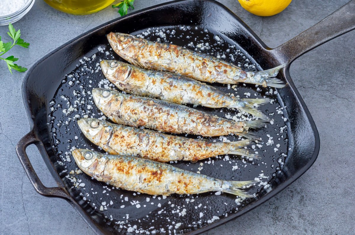 Dorar las sardinas a la plancha por ambos lados