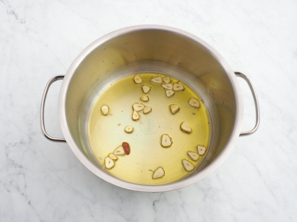 Dorar los ajos para las gambas al ajillo