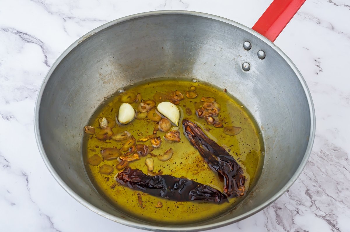 Dorar los ajos y pimento de la gachamiga
