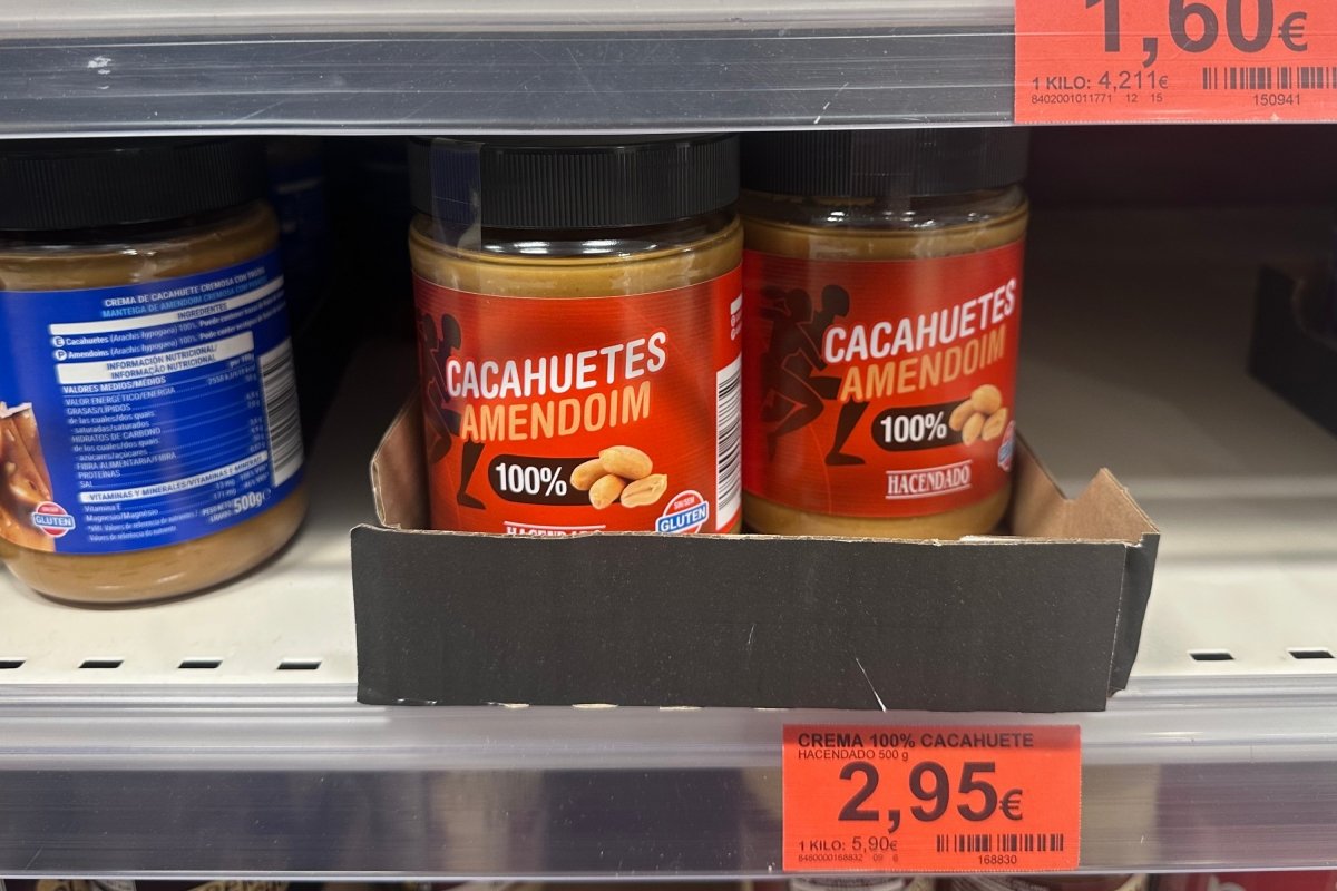 Dos botes de crema de cacahuete de Mercadona en uno de sus supermercados