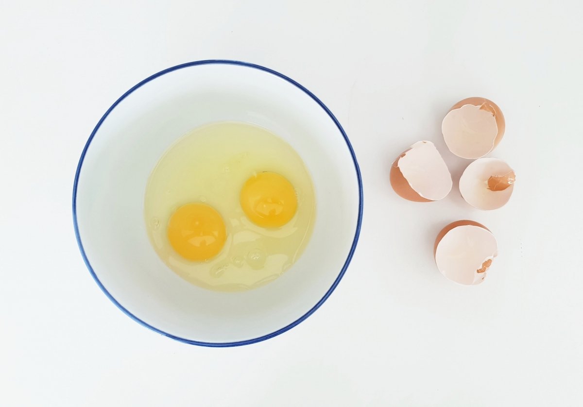 Dos huevos cascados en un bol