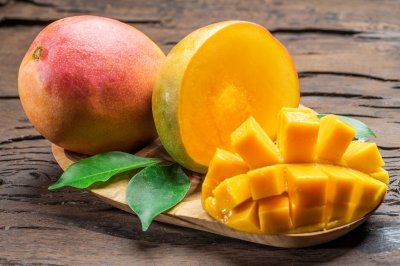 El truco viral para pelar el mango fácilmente con un vaso