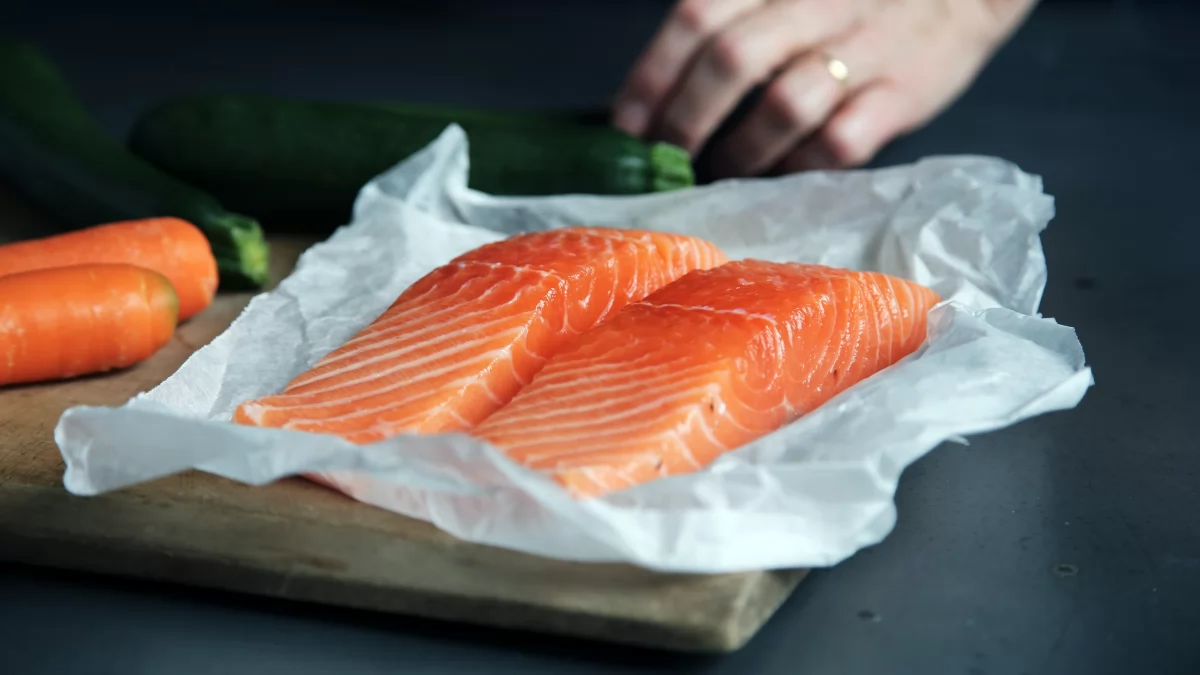 Dos rodajas de salmón fresco listo para cocinar al papillote