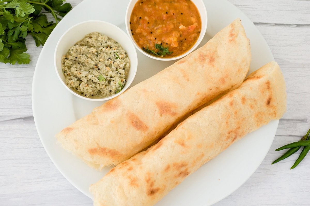 Dosa acompañada con chutneys